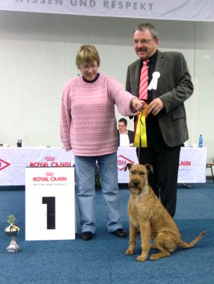 Bloody-Mary-vom-Abenteuerland_600[1] 1. Platz Veteranen Hündin Bloody Mary vom Abenteuerland (Viscount von der Emsmühle x Fragola Attempto) gehandelt von Michaela Jäger, auf dem Foto mit Brigitte Steimel Foto: Hache